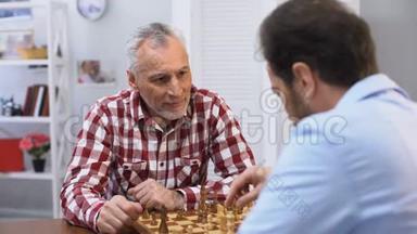 父亲和儿子在象棋、周末爱好和休闲活动中竞争，传统